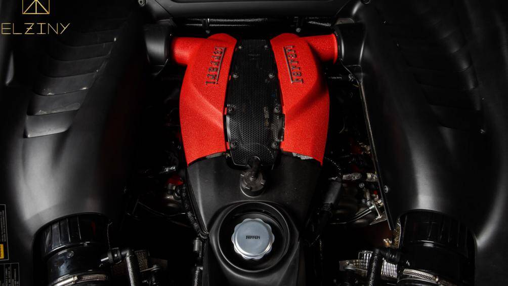 Ferrari F8 Tributo Modena Italy vẫn được trang bị khối động cơ V8 tăng áp kép, có dung tích 3.9 lít, sản sinh công suất tối đa 710 mã lực