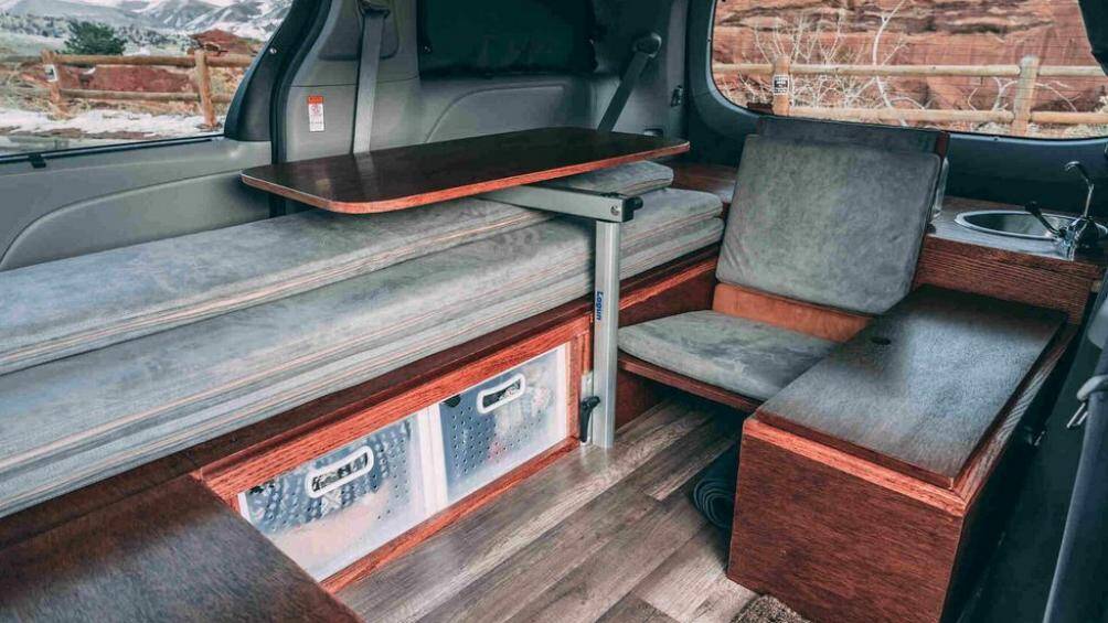 Hàng ghế thứ ba đã được loại bỏ, tạo điều kiện cho Oasis Campers có chỗ để lắp đặt nhà bếp, bao gồm cả tủ lạnh