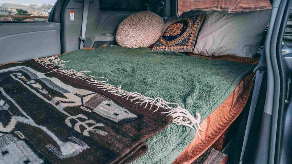 Oasis Camper Vans cho phép khách hàng chọn loại gỗ cho tủ quần áo, màu sàn, chất liệu bọc cho ghế và rèm cửa