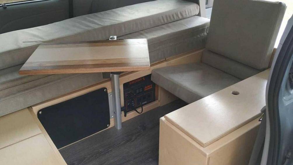 Bên trong khu vực cabin chính là một ghế ngồi nhỏ và băng ghế dài có thể chuyển đổi thành giường, có kích thước 1,2 x 1,8 mét