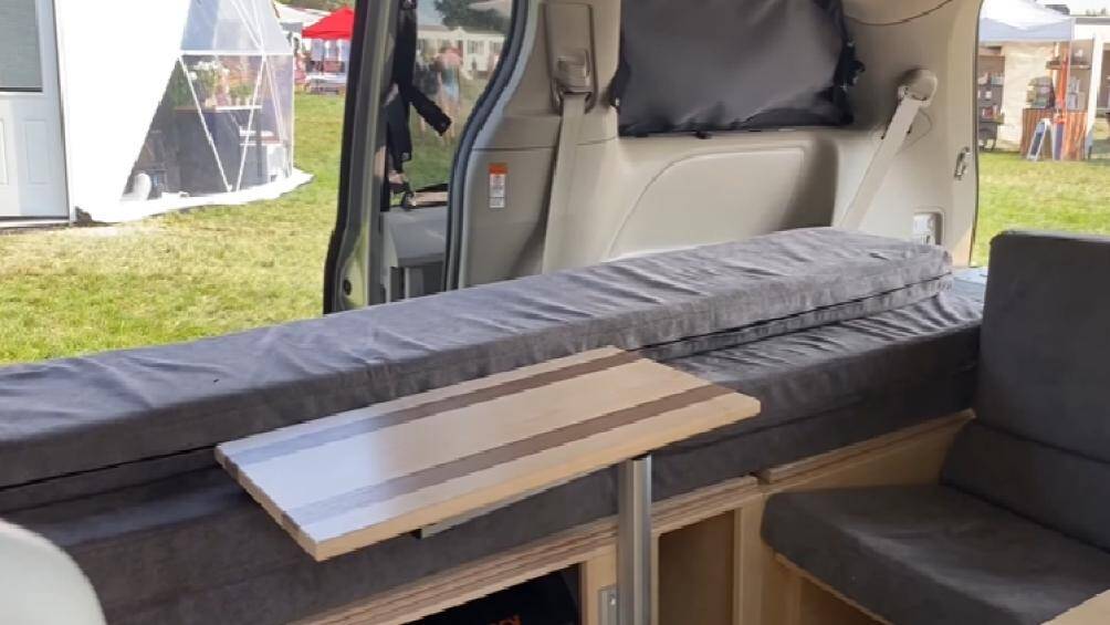 Họ cũng để ở phía sau những bình nước sinh hoạt và nước sạch để uống