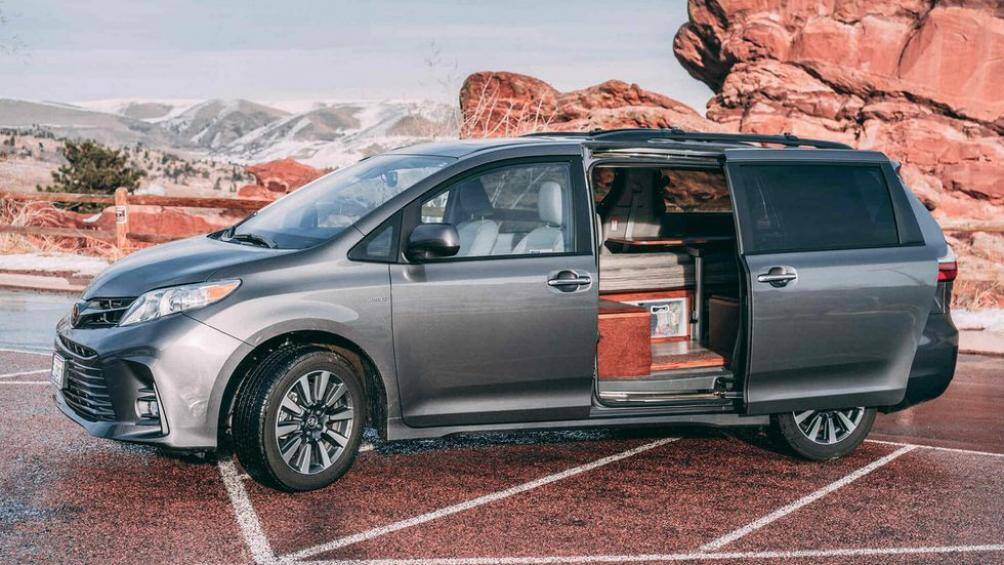 Đội ngũ Oasis Camper Vans mới đây đã trình làng một chiếc minivan Toyota Sienna được độ chế thành "nhà di động" tiện nghi