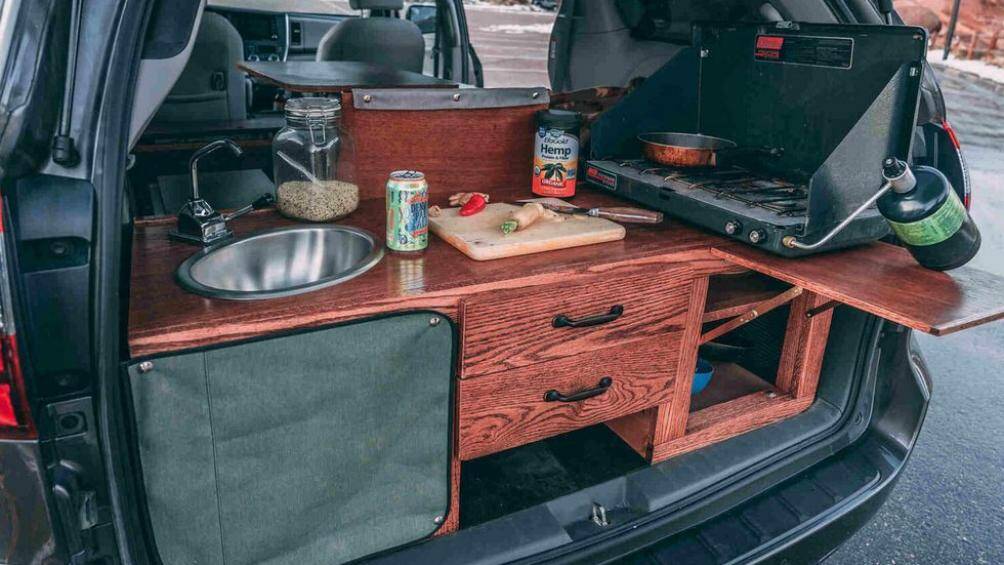 Toyota Sienna có kích thước nhỏ nhưng vẫn cung cấp rất nhiều tính năng cần thiết như bồn rửa nhà bếp, bếp di động