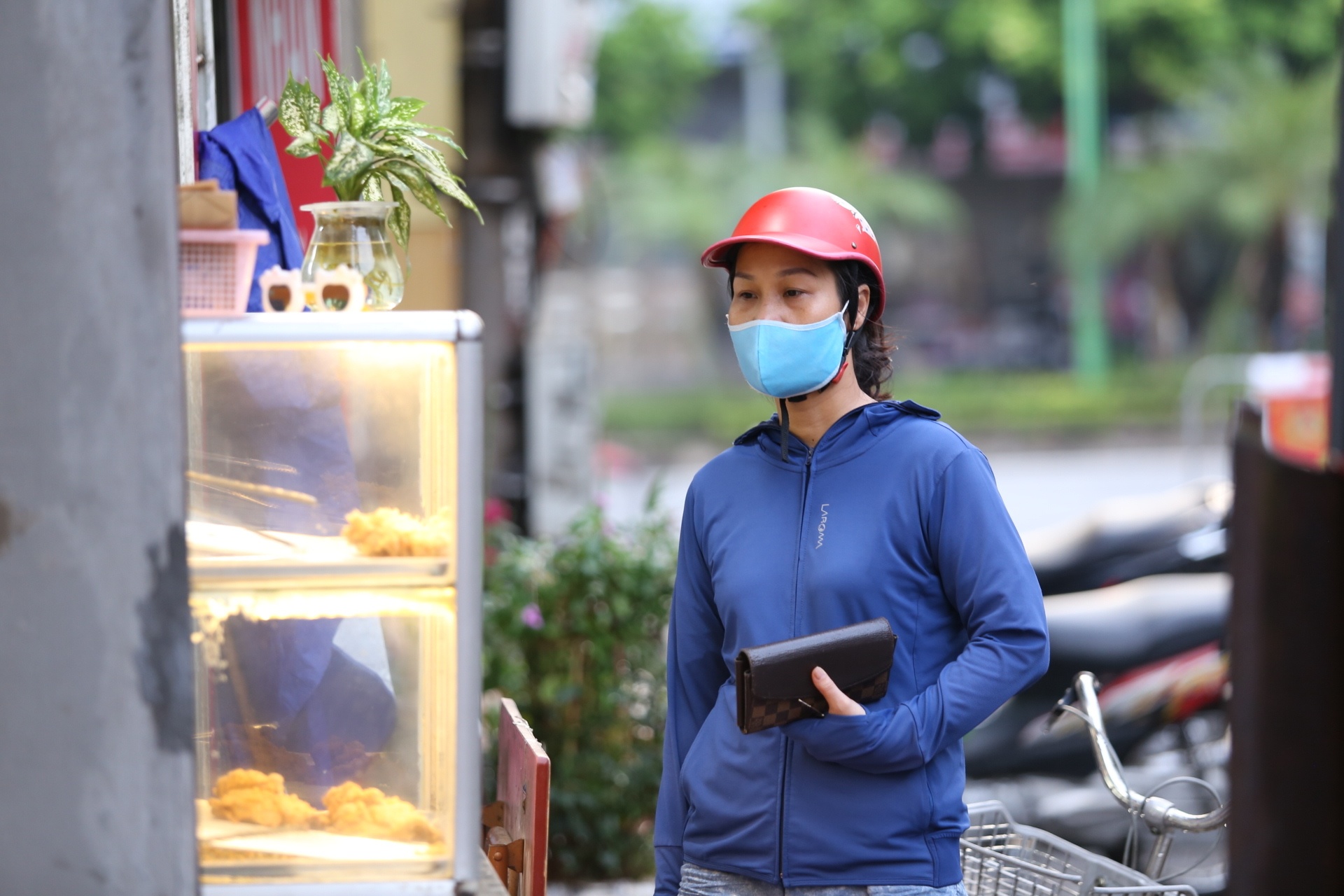 Chị H., ở tổ 12 phường Đức Giang (quận Long Biên) cho hay: "Hôm nay rất vui vì cửa hàng ăn uống được mở cửa. Dù không được ăn tại chỗ nhưng mang về cũng tốt hơn là không mở cửa để mua".