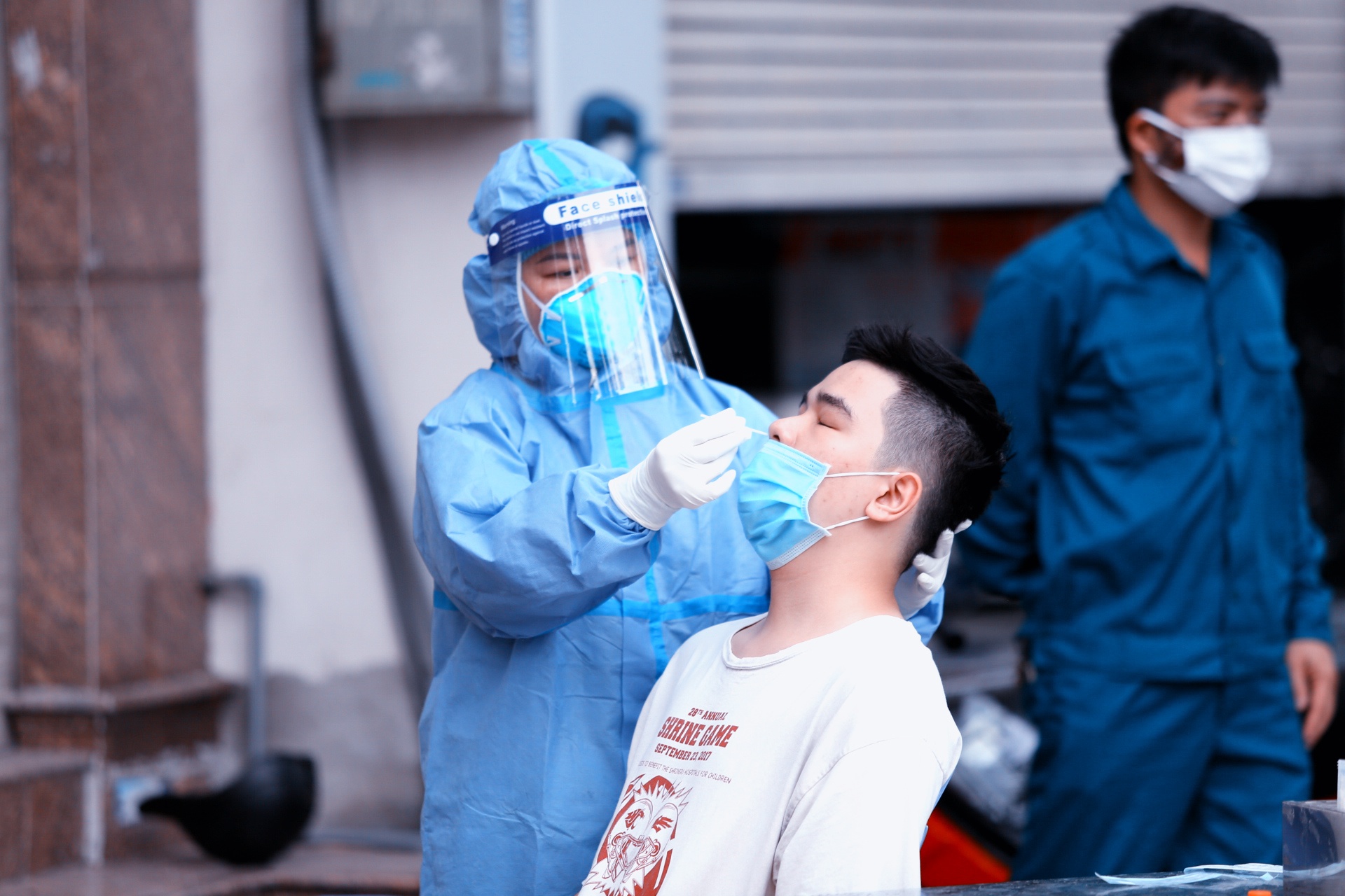 Chiều 9/9, người dân tổ dân phố số 10,12 phường Đức Giang, quận Long Biên (TP Hà Nội) đã được các "chiến binh áo trắng" của Bắc Giang lấy mẫu xét nghiệm Covid-19.