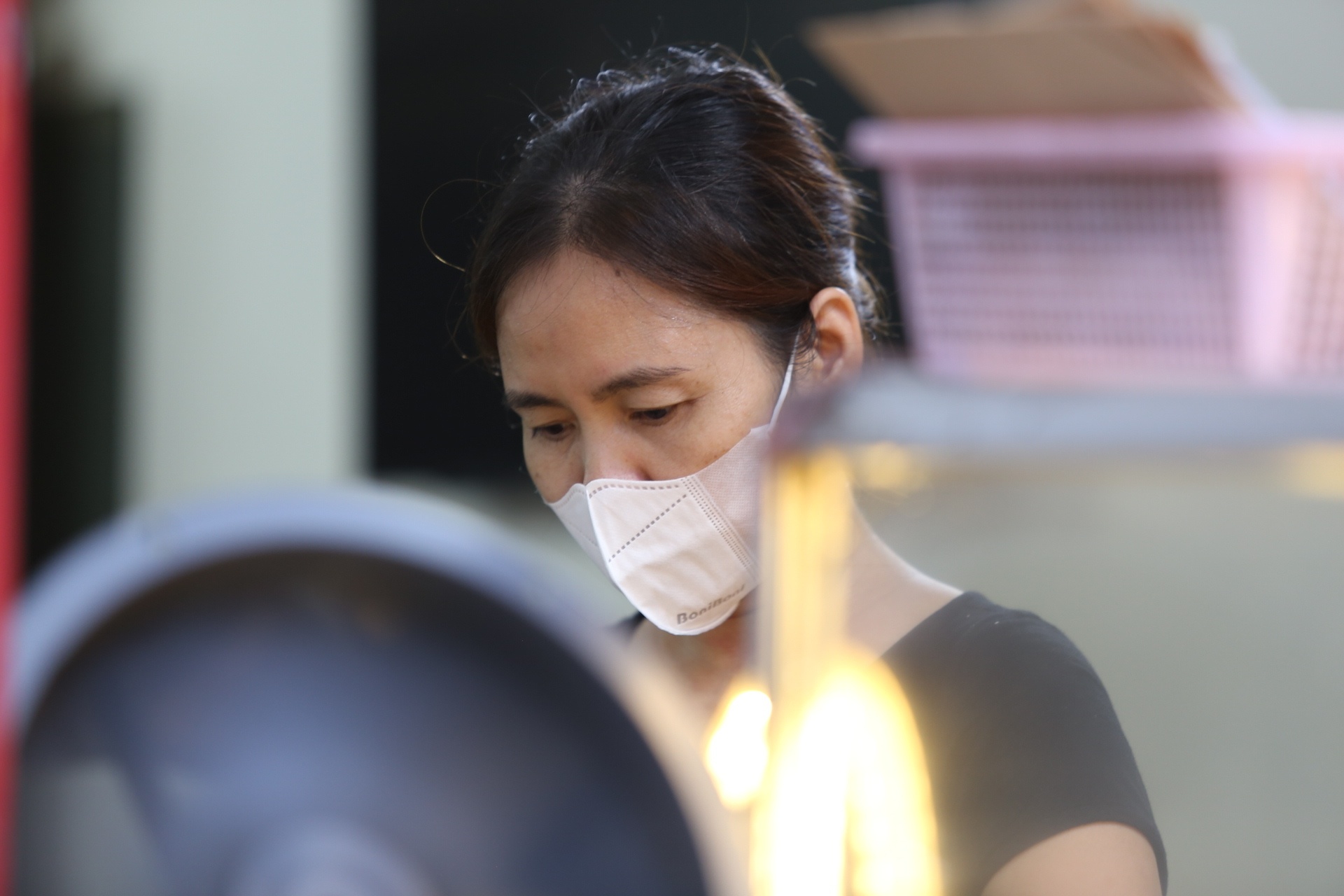 "Dù lượng hàng hoá bán ra chỉ bằng 1/3 so với trước ngày giãn cách xã hội, nhưng cả nhà vẫn vui sướng. Nghỉ lâu quá nhớ nghề lắm, hôm nay cơ quan chức năng quan triệt chỉ được bán mang về, người bán lẫn người mua ở đây vẫn rất phấn khởi", chị T. nói.