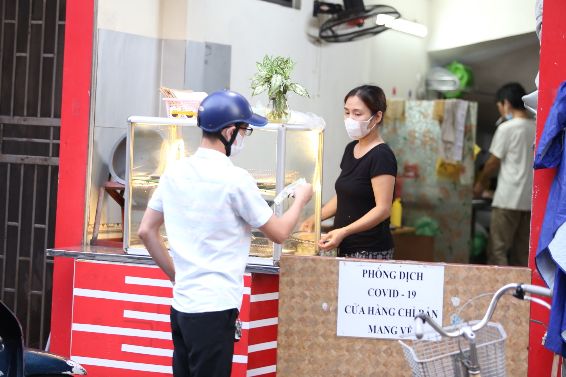 Ghi nhận của PV Báo Giao thông tại phường Đức Giang (Long Biên), nhiều ngành hàng, dịch vụ đã bắt đầu mở cửa.