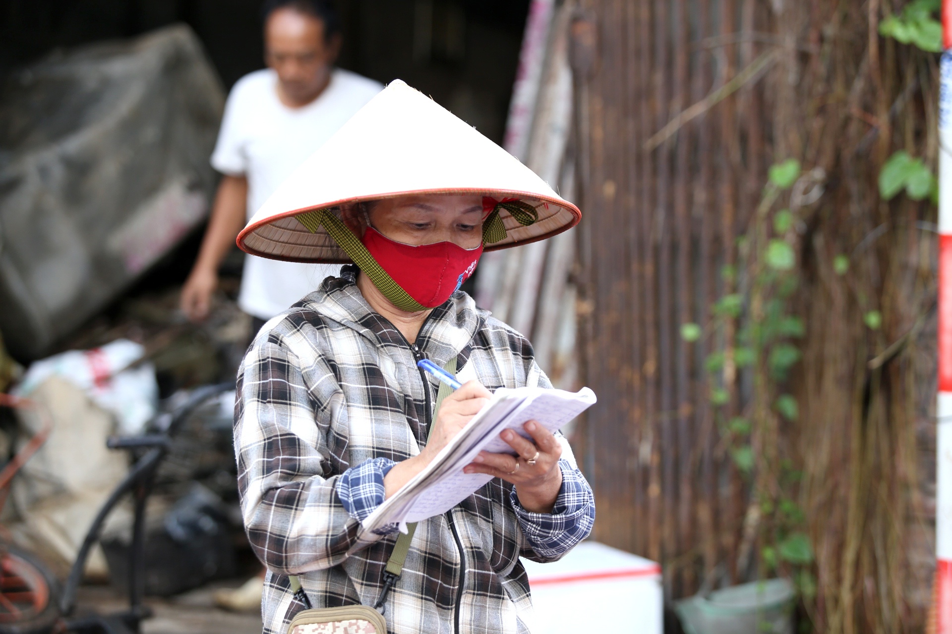 Để xét nghiệm 100% người dân, tổ dân số 10 phường Đức Giang, quận Long Biên đã ghi lại từng hộ gia đinh, ai trong hộ gia đình nào chưa đến xét nghiệm sẽ được nhắc nhở hôm sau đi lấy mẫu