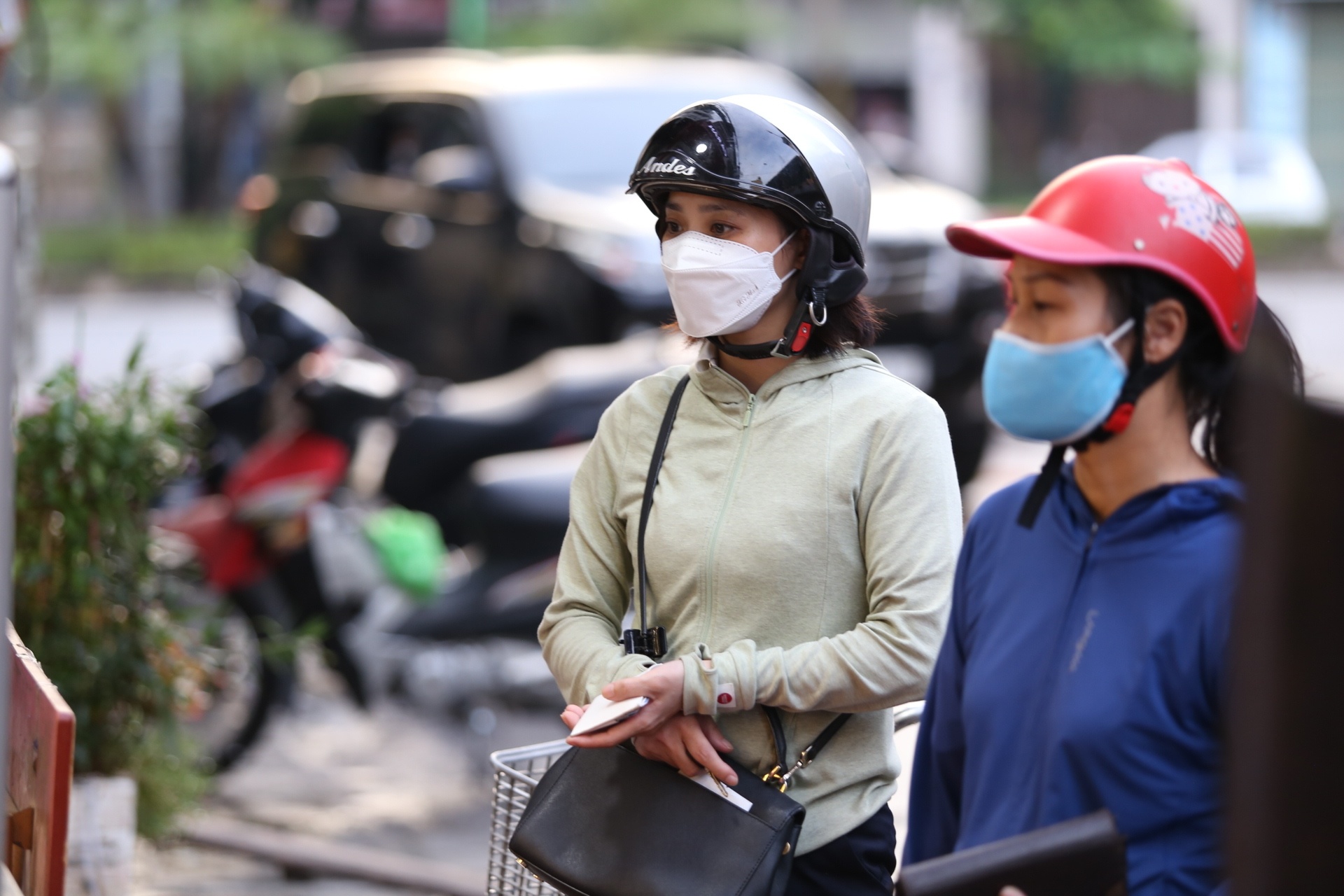 Dù phải mang về nhưng cả người bán và người mua ở đây rất phấn khởi.