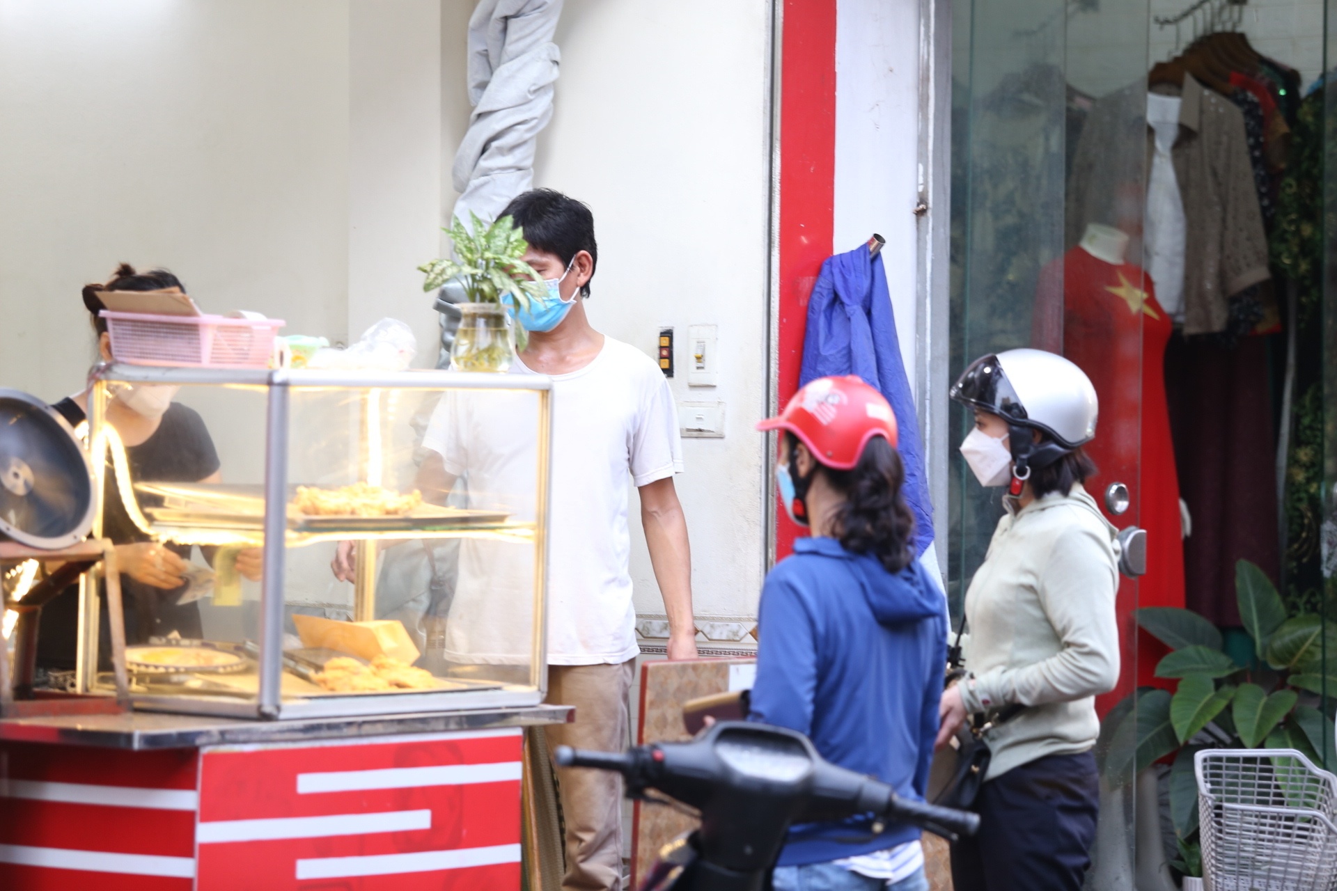 Người bán và người mua hàng đều tự giác ý thức tuân thủ nghiêm các biện pháp phòng chống dịch như đeo khẩu trang, giữ khoảng cách an toàn
