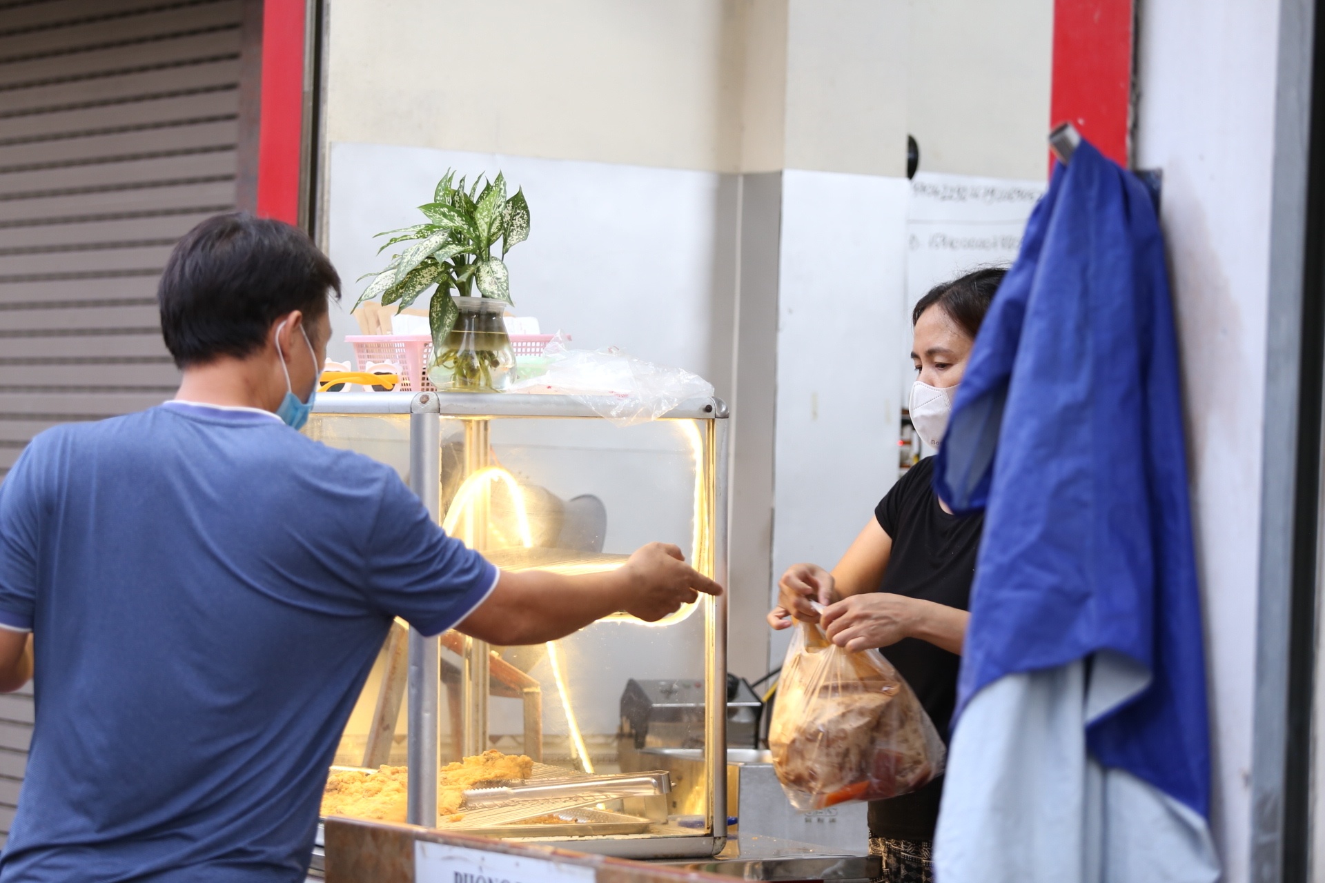 Đối với dịch vụ ăn uống, các cửa hàng chỉ được phép bán mang về.