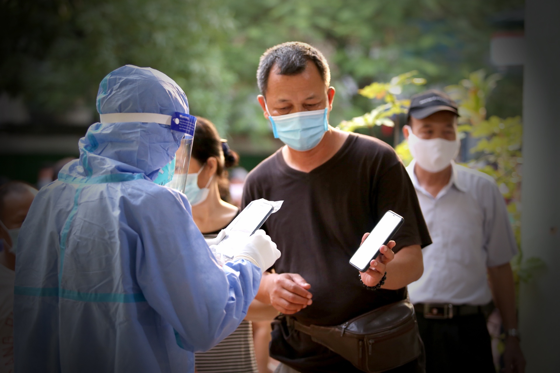 Cũng theo bác sĩ Ly, đoàn của Bệnh viện Ung bướu cùng 3 bệnh viện khác của Bắc Giang sẽ tập trung lấy hết mẫu tại quận Long Biên, dự kiến 28.000 người, trong 4 ngày.