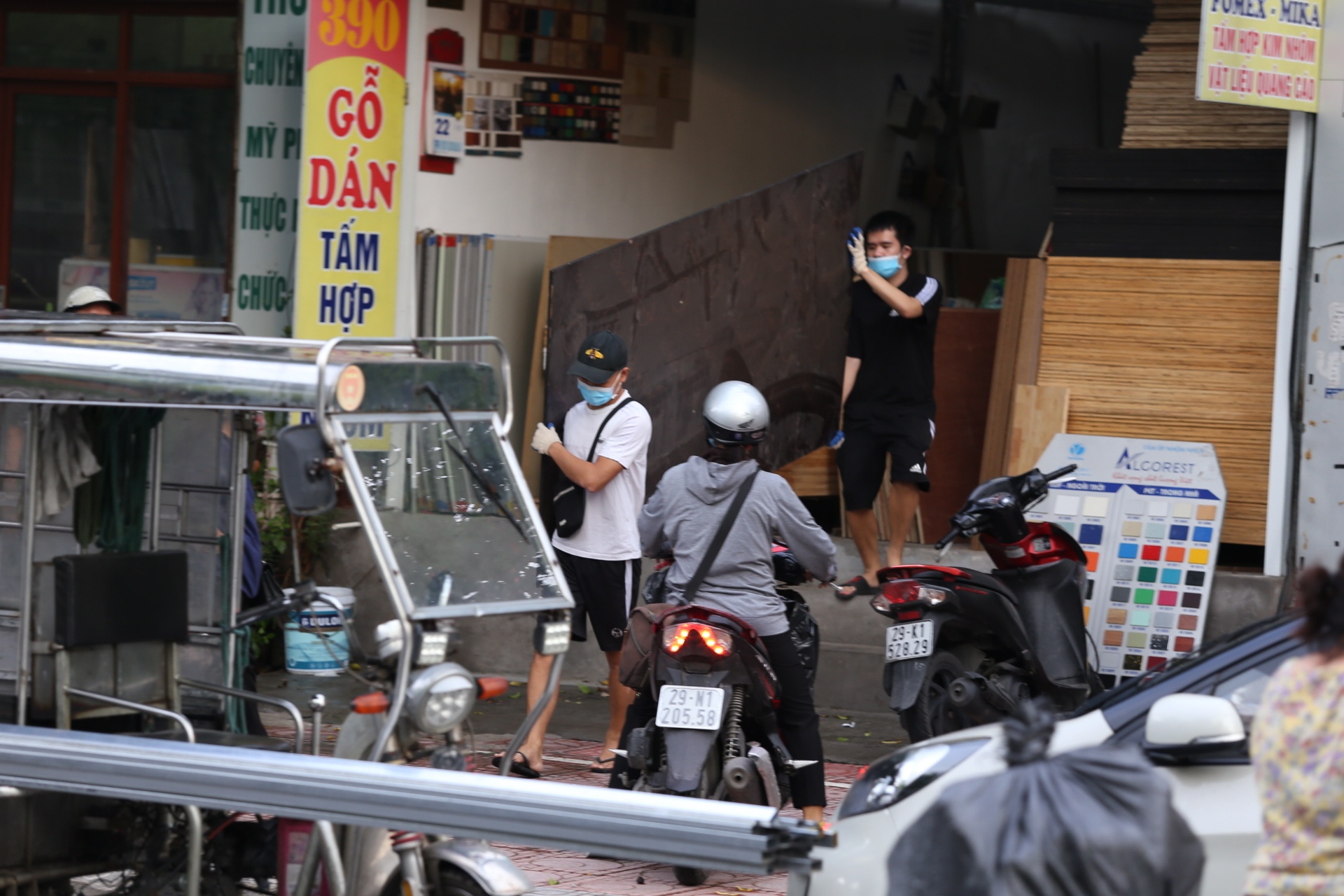 Nhân viên đang bốc xếp hàng hóa lên xe. Cả người bán lẫn người mua đều tuân thủ quy định 5K.