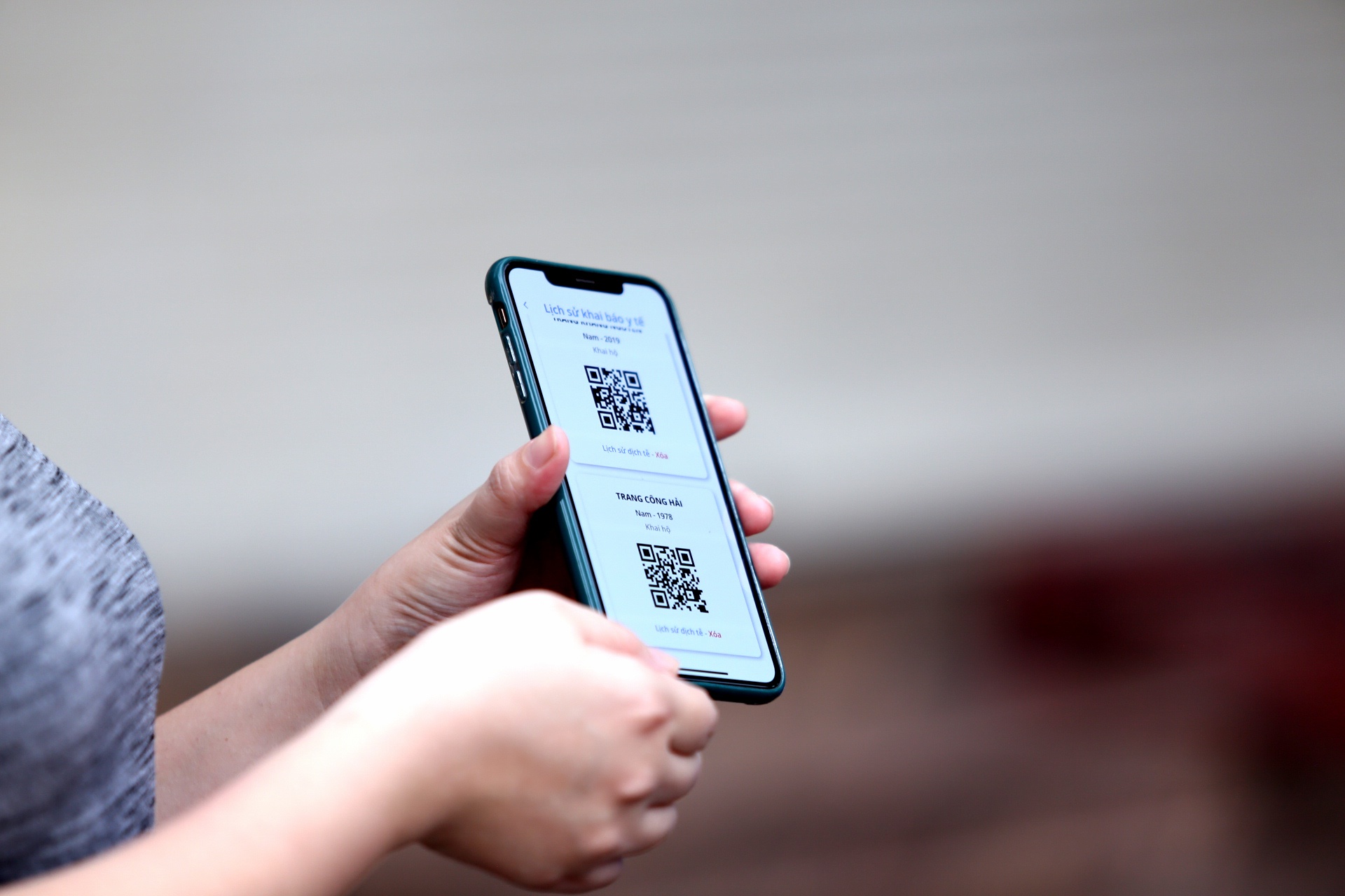Khi đến người dân chỉ cần mở điện thoại ra, vào phần mã QR rồi nhân viên y tế quét là xong. Quá trình thực hiện chỉ mất từ 4 đến 5 giây.