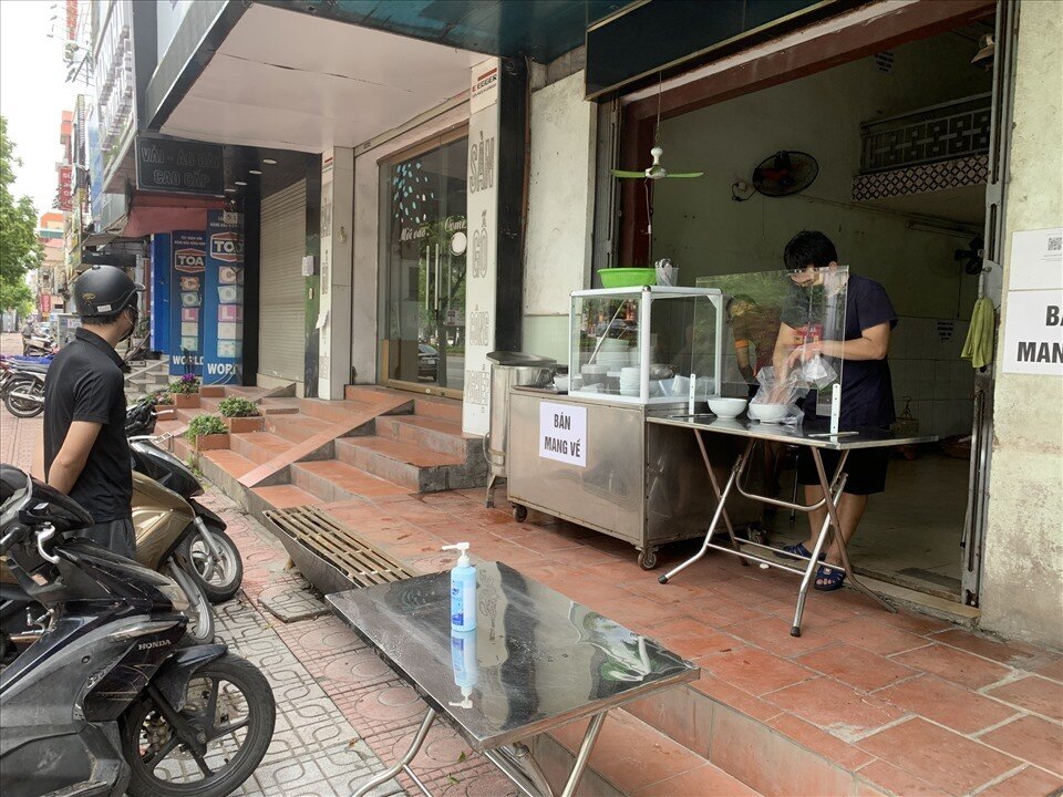 Ông Đào Duy Tùng (51 tuổi), chủ hàng ăn trên đường Ngô Gia Tự (phường Đức Giang) cho biết, quán đã phải đóng cửa hàng để phòng dịch theo Chỉ thị 16 từ khoảng 2 tháng nay. Hôm nay mở cửa trở lại, các thành viên trong gia đình đều rất vui mừng.