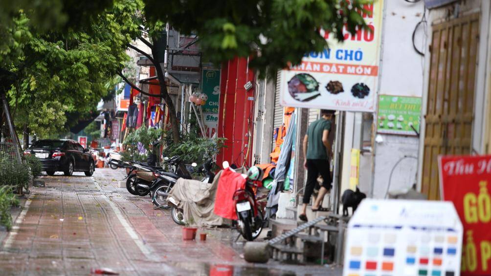 Tại đường Ngô Gia Tự (quận Long Biên), PV cũng ghi nhận một số cửa hàng không phải dịch vụ ăn uống cũng đã mở cửa.