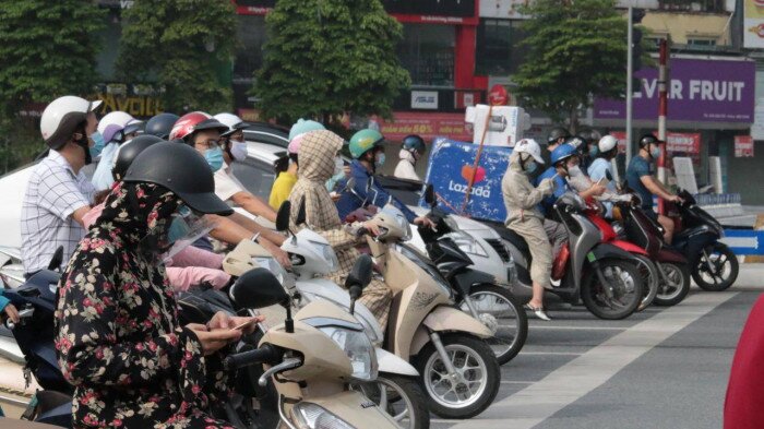 Theo ghi nhận của PV Báo Giao thông, trong ngày 10/9, tại “vùng đỏ” của Hà Nội, lưu lượng tham gia giao thông trên các tuyến phố vẫn rất đông. Người đi đường đều có giấy đi đường cũ hoặc mới, những giấy đi đường cũ do doanh nghiệp, cơ quan tự cấp, nên rất khó kiểm soát lượng người ra đường. Ảnh chụp dòng người điều khiển xe máy đứng chờ đèn xanh đỏ tại nút giao thông Nguyễn Xiển - Nguyễn Trãi, quận Thanh Xuân.