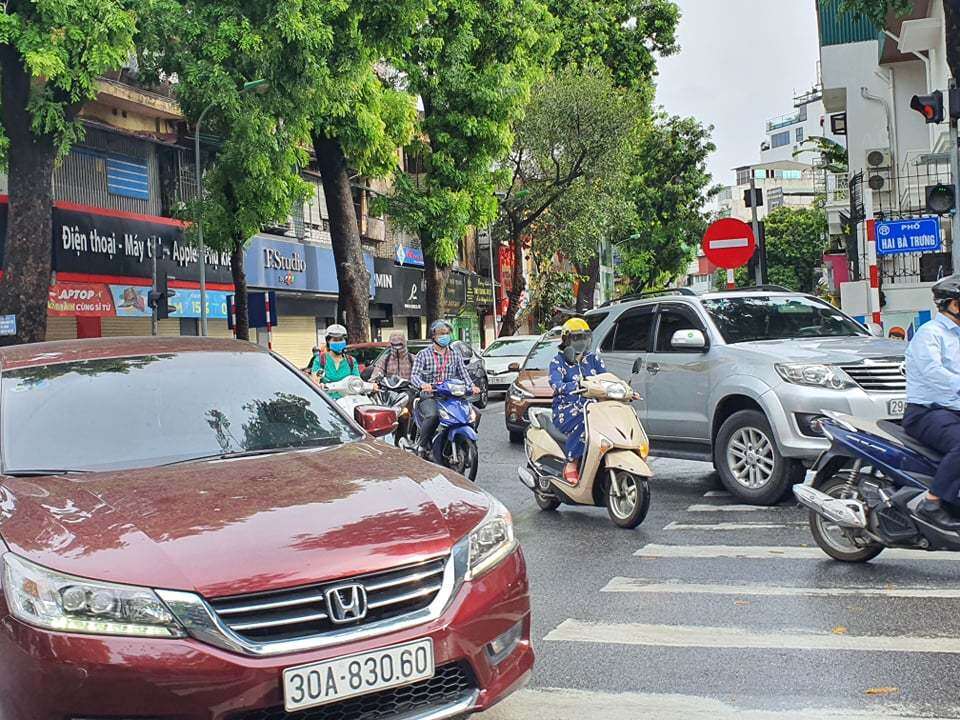 “Người điều khiển phương tiện ô tô, xe gắn máy qua đây đều có đầy đủ giấy đi đường cũ hoặc mới. Chúng tôi chỉ có thể kiểm tra trên đường, việc hậu kiểm soát cơ quan, doanh nghiệp cấp bao nhiêu giấy đi đường là của chính quyền địa phương”, Thiếu tá Chinh nói.
