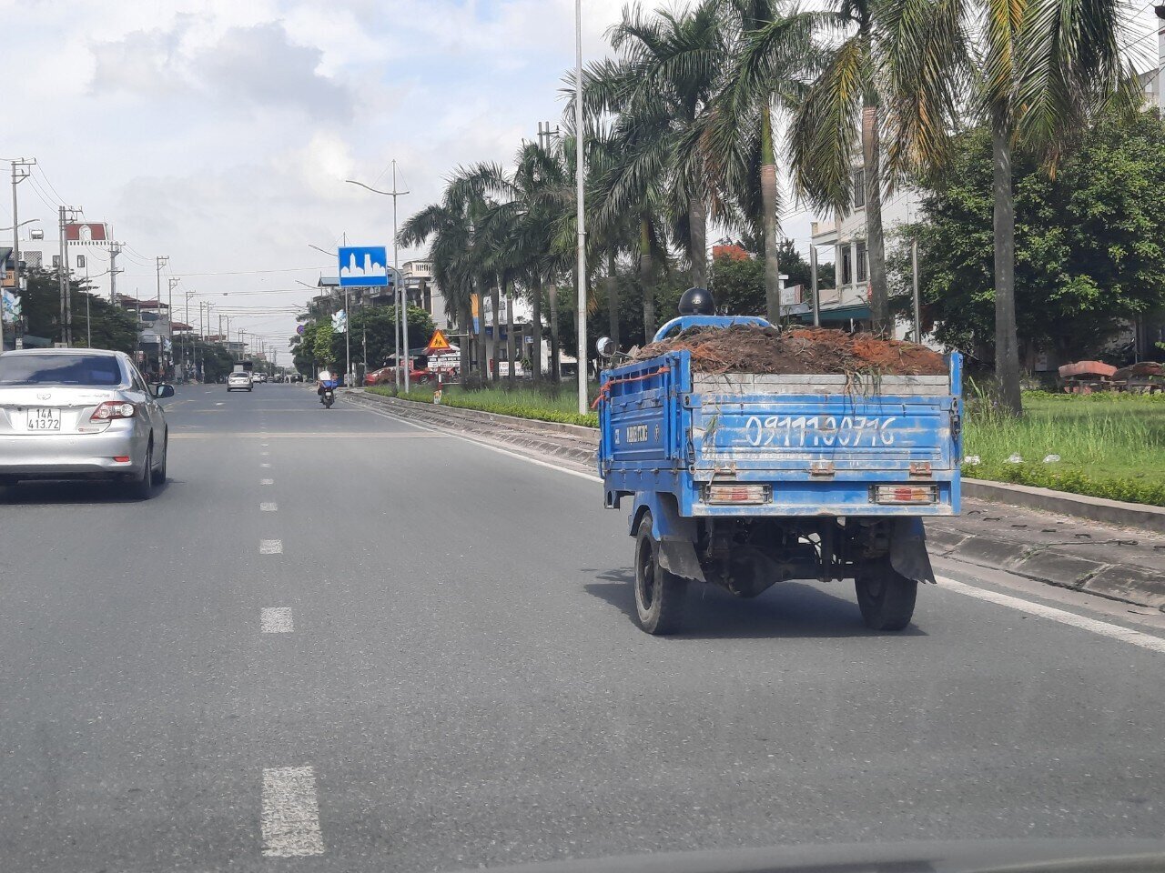 Theo thông tin từ Đội kiểm tra tải trọng lưu động thuộc Sở GTVT Quảng Ninh, từ đầu năm đến nay, lực lượng này đã kiểm tra được 3.801 phương tiện, phát hiện 310 xe vi phạm, xử phạt trên 2 tỷ đồng, tước giấy phép lái xe 34 trường hợp. Lý giải về kết quả kiểm tra, xử phạt khá "khiêm tốn" này, một chỉ huy Đội Kiểm tra tải trọng cho biết: Địa bàn của tỉnh rộng lại có nhiều dự án đang san lấp mặt bằng, vì thế lực lượng mỏng, nên khó kiểm soát được.