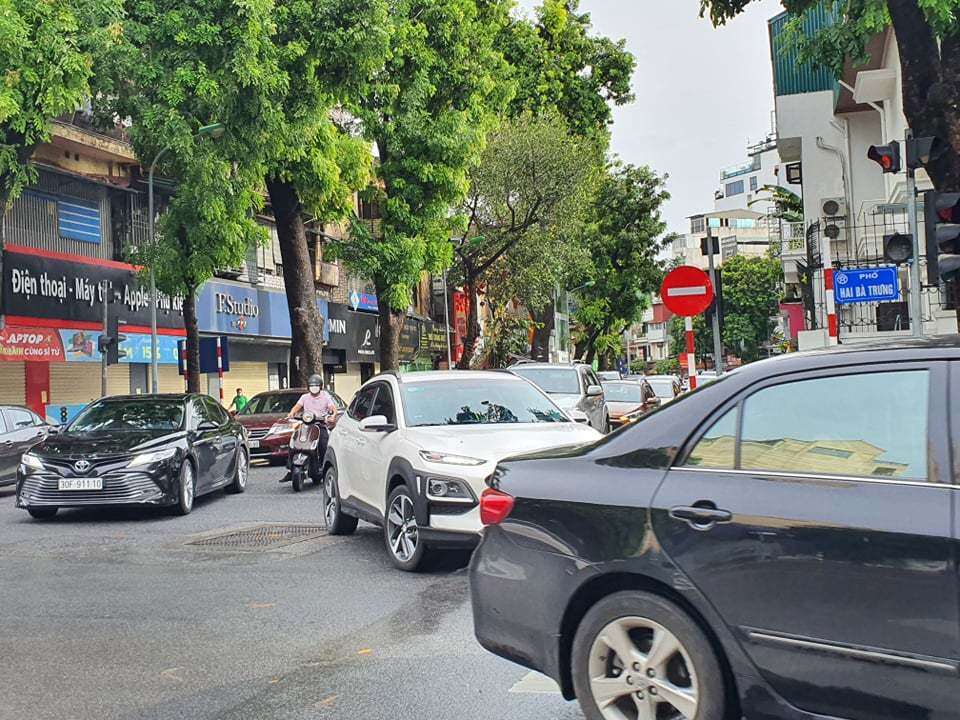 Tại ngã tư Hai Bà Trưng - Phan Bội Châu, ô tô, xe máy nối đuôi nhau đi chậm như ngày thường.