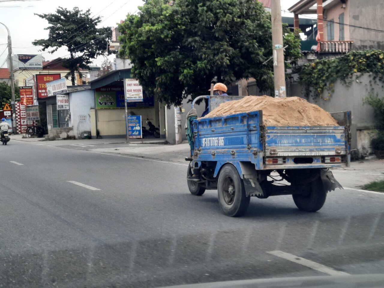 Không chỉ cơi, nới, chở quá khổ, nghi quá tải, nhiều phương tiện trên địa bàn tỉnh Quảng Ninh còn không chấp hành việc phủ bạt, bảo vệ môi trường. Chiếc xe này chở cát có ngọn không hề che chắn, nên xe chạy đến đâu cát rơi đến đấy.