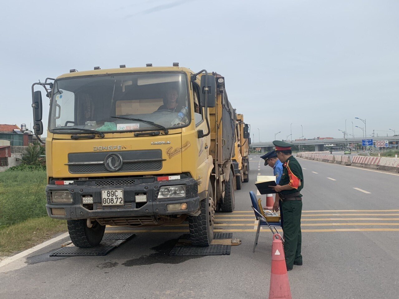 Trao đổi với PV Báo Giao thông, ông Nguyễn Thiên Vương, Phó Chánh Văn phòng phụ trách Ban ATGT tỉnh Quảng Ninh cho biết: Hiện nay, cơ quan chức năng của tỉnh đang tiến hành rà soát tổng thể các dự án san lấp mặt bằng trên địa bàn để có biện pháp quản lý phương tiện và kiên quyết xử lý các trường hợp vi phạm...