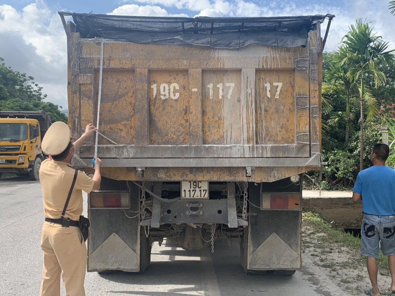 Theo báo cáo của Ban ATGT tỉnh Quảng Ninh, tính đến tháng 8, lực lượng chức năng của địa phương này đã xử lý 1.270 trường hợp chở quá tải, thay đổi kích thước thành thùng xe với số tiền phạt 3,188 tỷ đồng, buộc hạ tải 267,825 tấn.