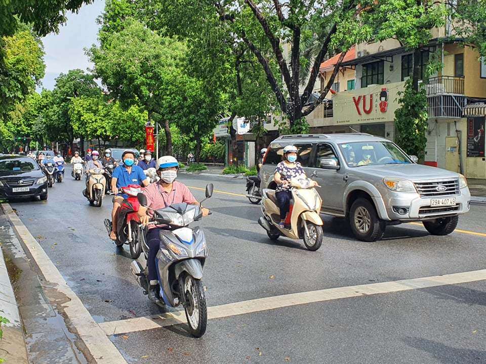 Nhiều ý kiến cho rằng, cần kiểm soát chặt việc cấp giấy đi đường tại các cơ quan, đơn vị, doanh nghiệp thì mới có thể hạn chế số lượng người ra đường.