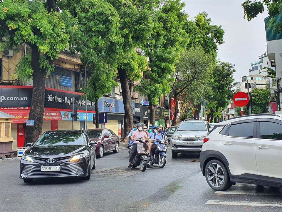 Theo quy định, người dân "vùng đỏ" Hà Nội hiện chỉ được ra khỏi nhà khi thực sự cần thiết và phải có giấy đi đường. Việc chấp hành nghiêm quy định này sẽ giúp Hà Nội sớm kiểm soát được dịch bệnh để trở lại trạng thái bình thường mới.