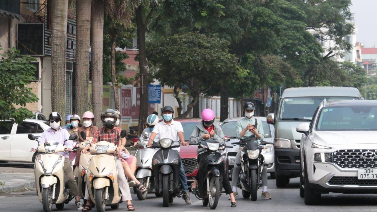Thiếu tá Trần Quang Chinh, Phó đội trưởng Đội CSGT số 6 (Phòng CSGT Công an TP Hà Nội) đang phụ trách Chốt kiểm soát trên đường Hồ Tùng Mậu ( quận Nam Từ Liêm) cho biết, vào giờ cao điểm, lưu lượng phương tiện trên đường có đông hơn, tuy nhiên với cách làm phân luồng từ xa, kiểm soát nhanh, vẫn không gây ùn ứ tại chốt kiểm soát. Ảnh chụp tại nút giao thông Nguyễn Trãi - Hà Đông.