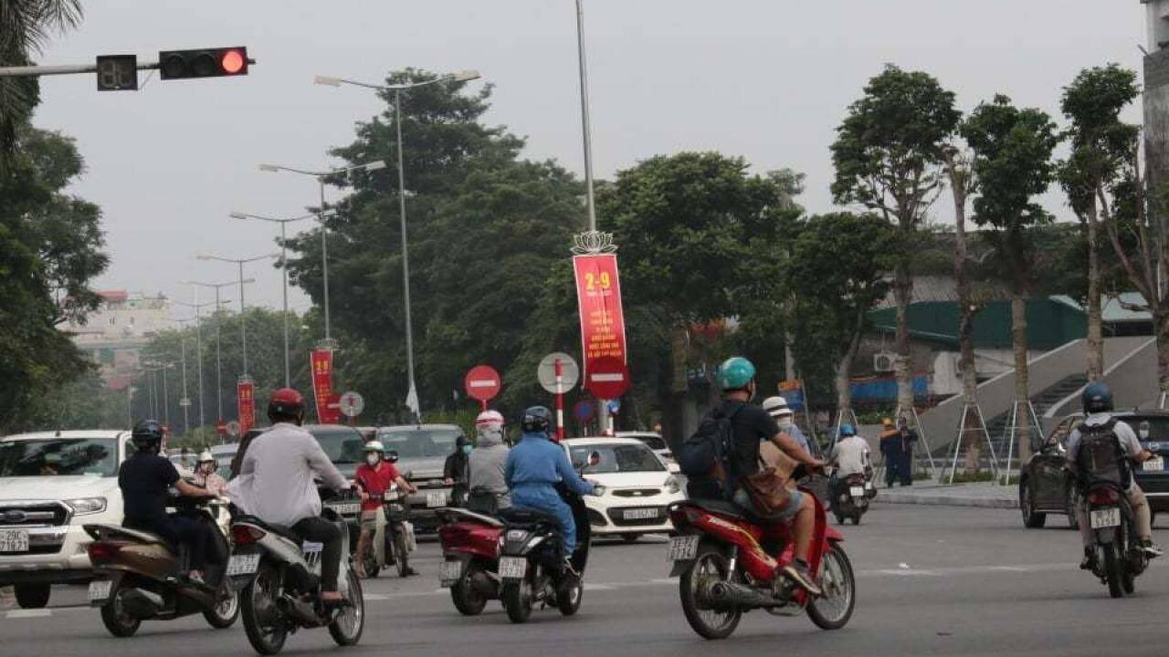 Tại nút giao thông Nguyễn Trãi - Bưu điện Hà Đông, ô tô, xe máy lưu thông đông như ngày thường.