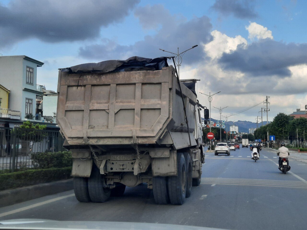 Xe chở đá trên QL18A, đoạn qua phường Cẩm Trung, Tp Cẩm Phả.