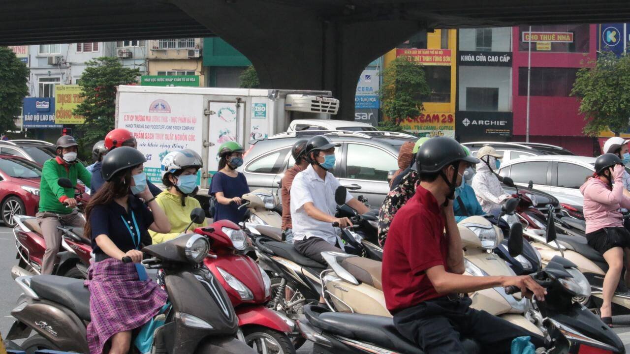 Các phương tiện dừng chờ đèn đỏ tại nút giao Trần Phú - Nguyễn Văn Lộc, quận Hà Đông.
