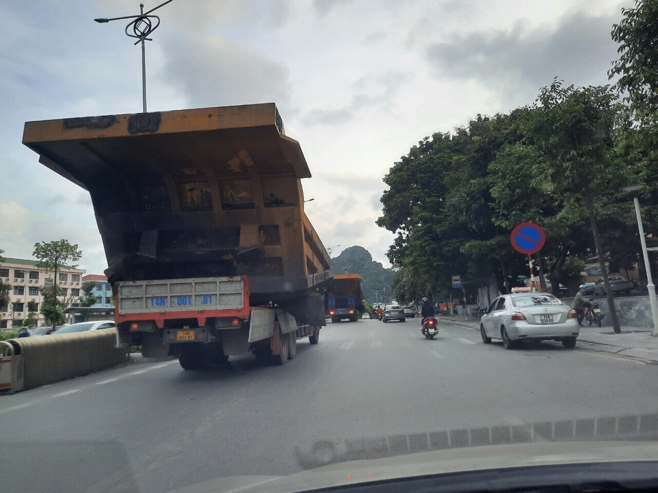 Một đoàn xe "khủng" nghênh ngang diễu qua khu vực nội thị Tp Hạ Long, khiến người tham gia giao thông phải né xa.