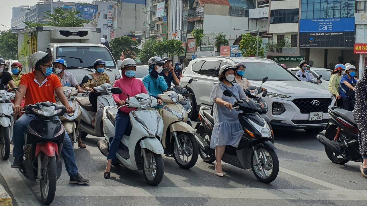 Tại nút giao thông Trường Chinh - Ngã Tư Sở vào giờ tan tầm chiều nay còn ùn ứ nhẹ.