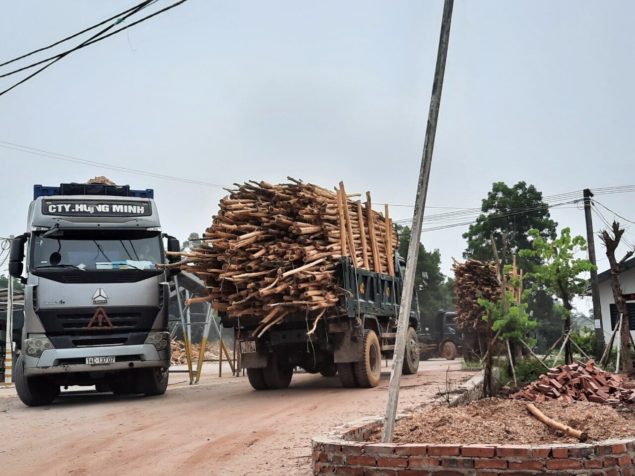 Theo ghi nhận của PV Báo Giao thông, thời gian gần đây, mặc dù lực lượng chức năng của tỉnh Quảng Ninh vẫn kiểm tra, xử lý, nhưng các xe quá khổ, nghi chở quá tải vẫn xuất hiện trên nhiều tuyến đường, từ các tuyến đường huyện, tỉnh đến quốc lộ và thậm chí cao tốc. Ảnh: Hàng loạt xe chở keo chất cao ngất, cồng kềnh trên tuyến QL18C thuộc địa bàn huyện Hải Hà, tỉnh Quảng Ninh.