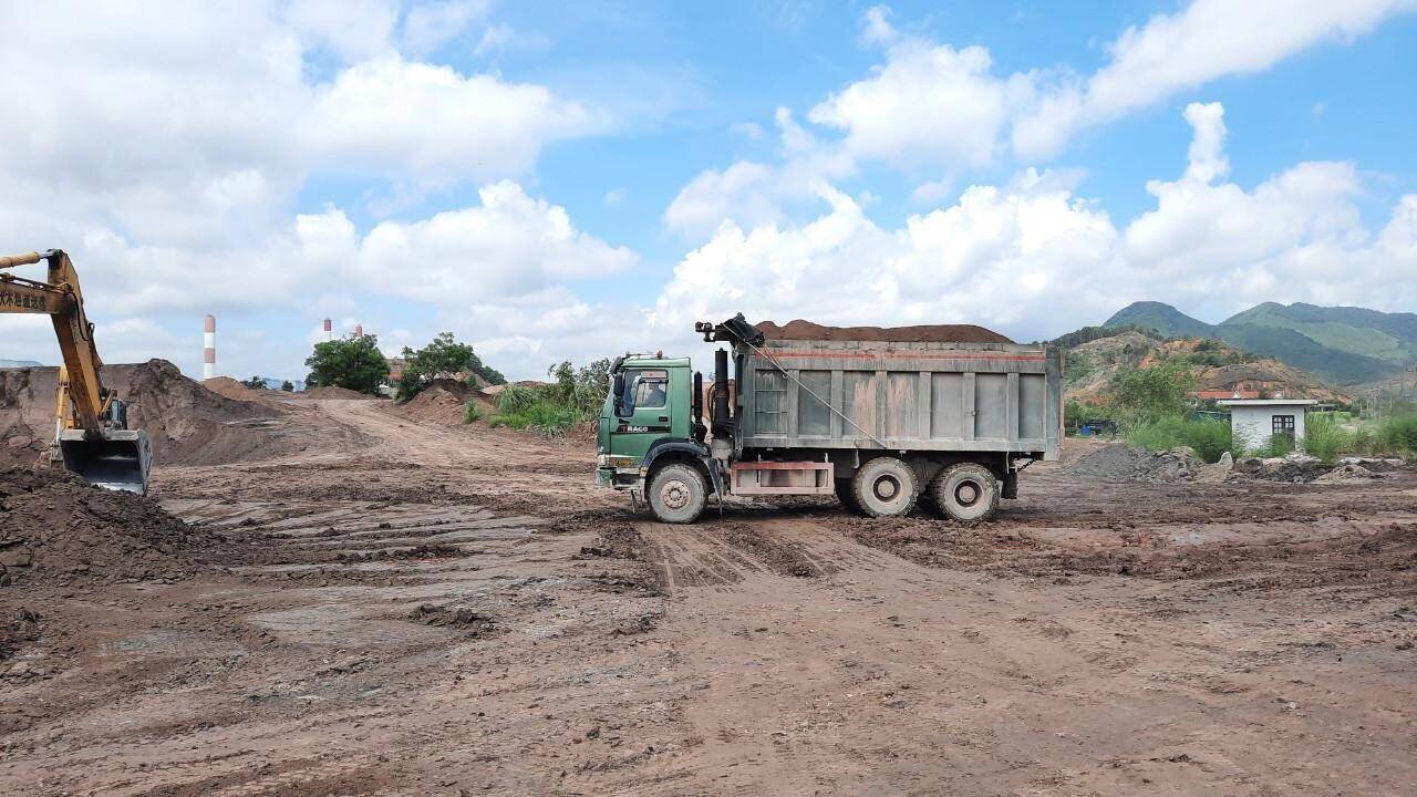 Xe chở tro xỉ lưu thông từ QL18A, đoạn qua địa bàn phường Mông Dương, Tp Cẩm vào cảng Đức Trung trên địa bàn.