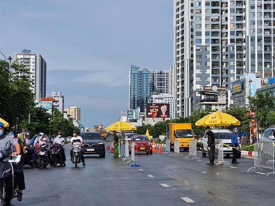 “Đối với những phương tiện lưu thông trong vùng 1 thì Chốt kiểm soát không kiểm tra, còn đối với người điều khiển phương tiện đi từ vùng 2, vùng 3 ra/vào vùng 1 thì sẽ kiểm tra giấy đi đường”, Trung tá Tuấn Anh nói.