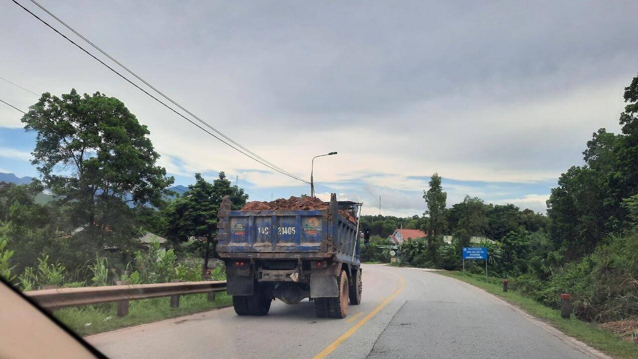 Xe chở đất, đá "hồn nhiên" lưu thông trên QL18A, đoạn qua địa bàn xã Đông Ngũ, huyện Tiên Yên.