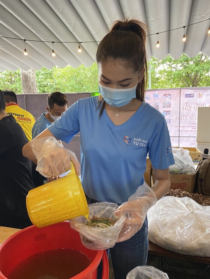 Thời gian qua, Ngọc Thảo tham gia nhiều hoạt động thiện nguyện trong mùa dịch như nấu phát cơm cho chiến sĩ, lực lượng tuyến đầu...