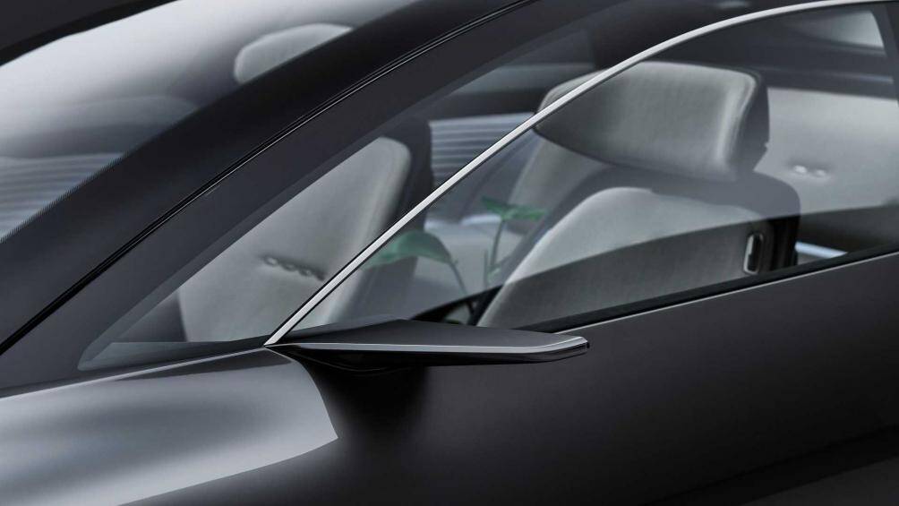 Khoang nội thất của xe được hoàn thiện với các vật liệu cao cấp như gỗ, len, nhôm và kính