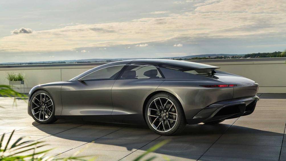 Mẫu xe này có diện mạo tổng thể được kéo dài, đuôi xe vót nhọn với phần mui được thiết kế dốc về phía sau liền mạch