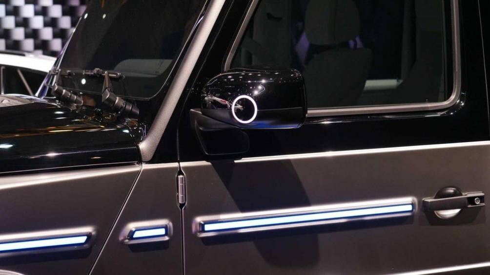 Thêm nữa, một đường viền màu trắng hoàn thiện mặt trước của lưới tản nhiệt giả, với nhiều đèn LED ban ngày chạy quanh đèn pha