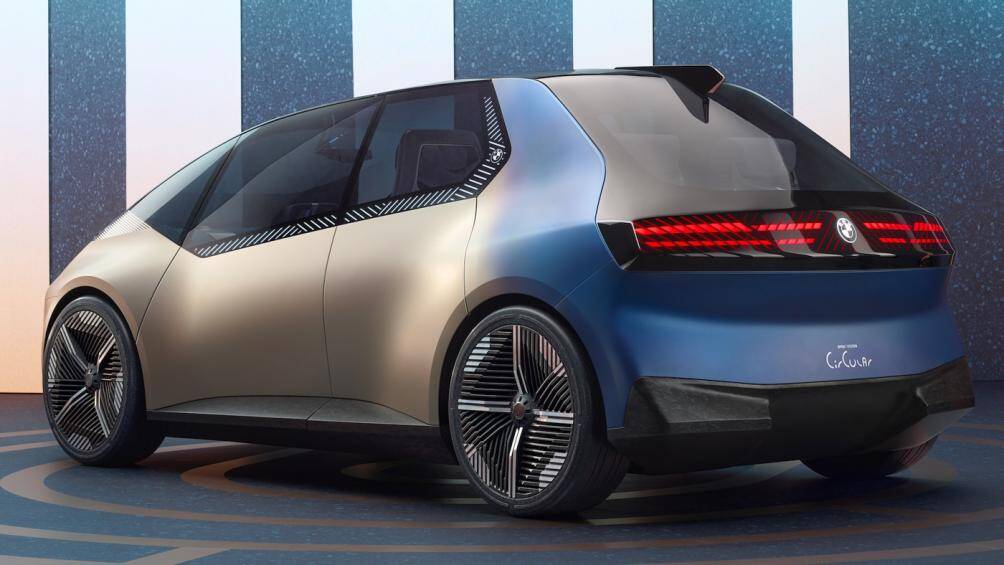 Chiếc EV 4 chỗ nhỏ gọn này sở hữu diện mạo hình khối liền mạch với các đường nét cong uyển chuyển, năng động