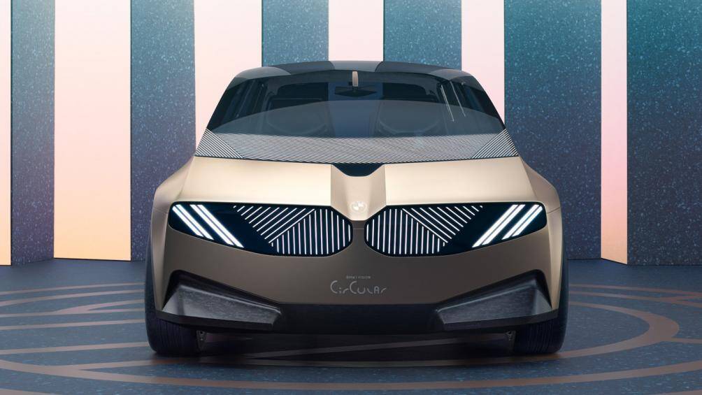 Đặc biệt, bản concept này vẫn được tích hợp lưới tản nhiệt hình quả thận liền mạch với đèn chiếu sáng hai bên