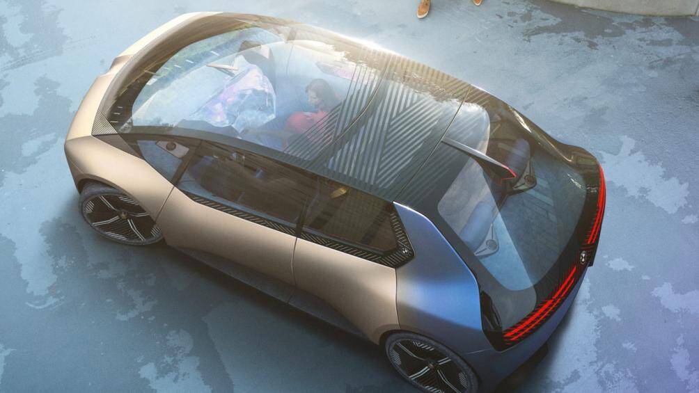 Mẫu xe này được đánh giá là một mẫu concept đột phá về thiết kế với ý tưởng táo bạo nhằm mô phỏng một mẫu xe đô thị vào năm 2040