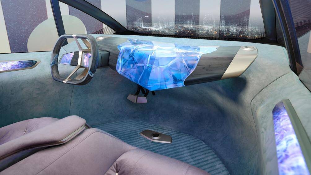 Bên trong xe, bảng điều khiển phía trước được trang bị một khối phát sáng giống như một phiến đá Kryptonite khổng lồ