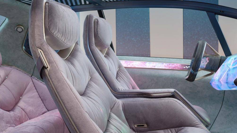 Ngoài ra, màn hình hiển thị kỹ thuật của xe đã được loại bỏ hoàn toàn và được thay thế thành màn hình hiển thị HUD hiện đại