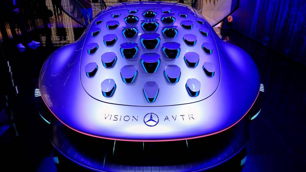 Người lái có thể tương tác với chiếc xe bằng việc đặt bàn tay lên bộ điều khiển cảm ứng hình bầu dục giống phi thuyền của người ngoài hành tinh