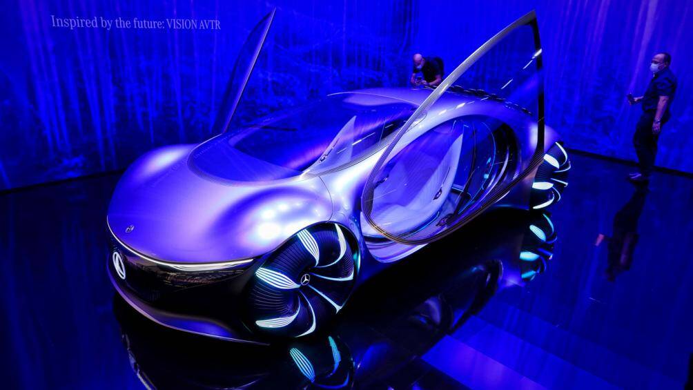 Tại gian hàng của Mercedes, khách tham quan có thể đeo một chiếc băng đô nhỏ có khả năng đọc sóng não